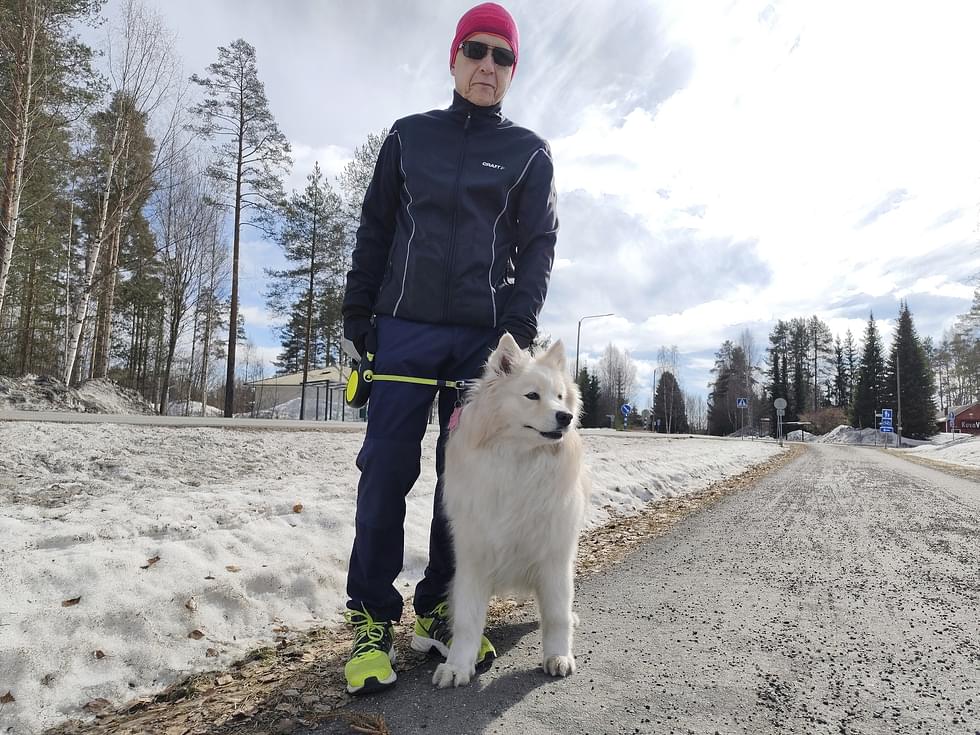 Aki Jormalainen oli lenkillä koiransa Hertan kanssa perjantai-iltapävänä Lehmossa. Jormalainen kokee, että lähinnä tutut autoilijat väistävät häntä suojatiellä, muut eivät juurikaan.