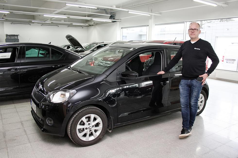 Hedin Automotive Joensuun automyyjä Jari Pelkosen mukaan seniori-ikäiset hakevat usein aiempaa pienempää autoa.  