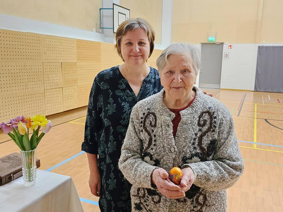 Anne-Maria Saaristo (vas.) osallistui onnistuneesti Kirsti Saariston kanssa suklaamunien etsintään jumalanpalveluksen jälkeen.