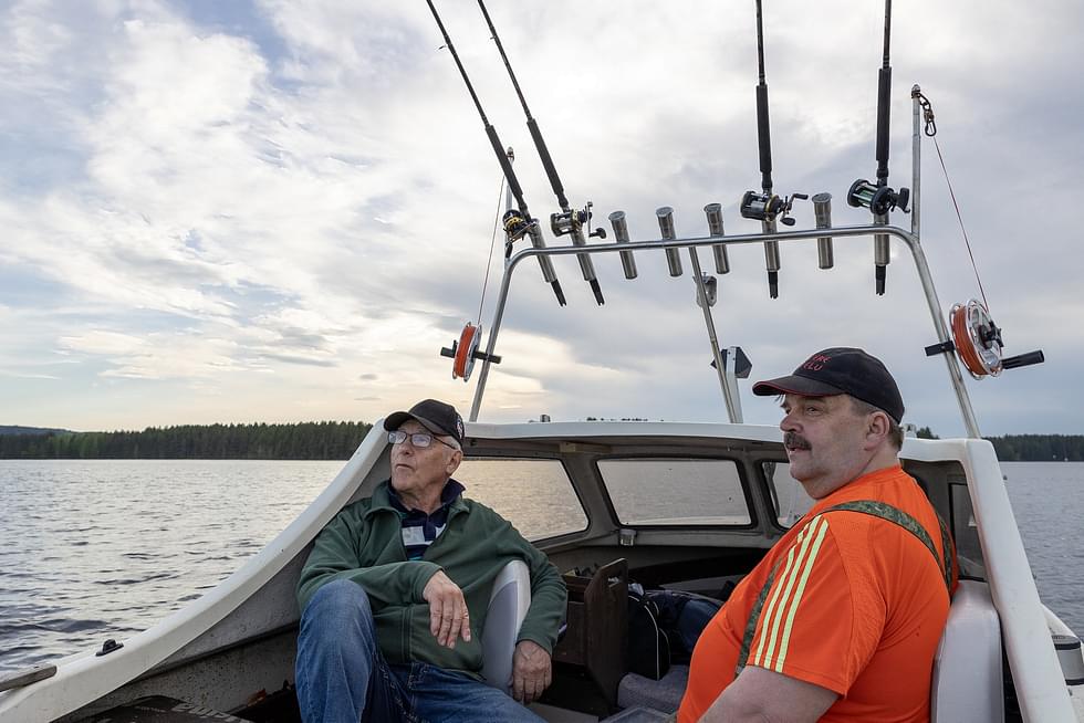 Keskustalaisen Pekka Kukkosen ja vasemmistoliittolaisen Petteri Tahvanaisen yhteisillä kalareissuilla isoimmat kiistat veneessä käydään kalastuksesta.