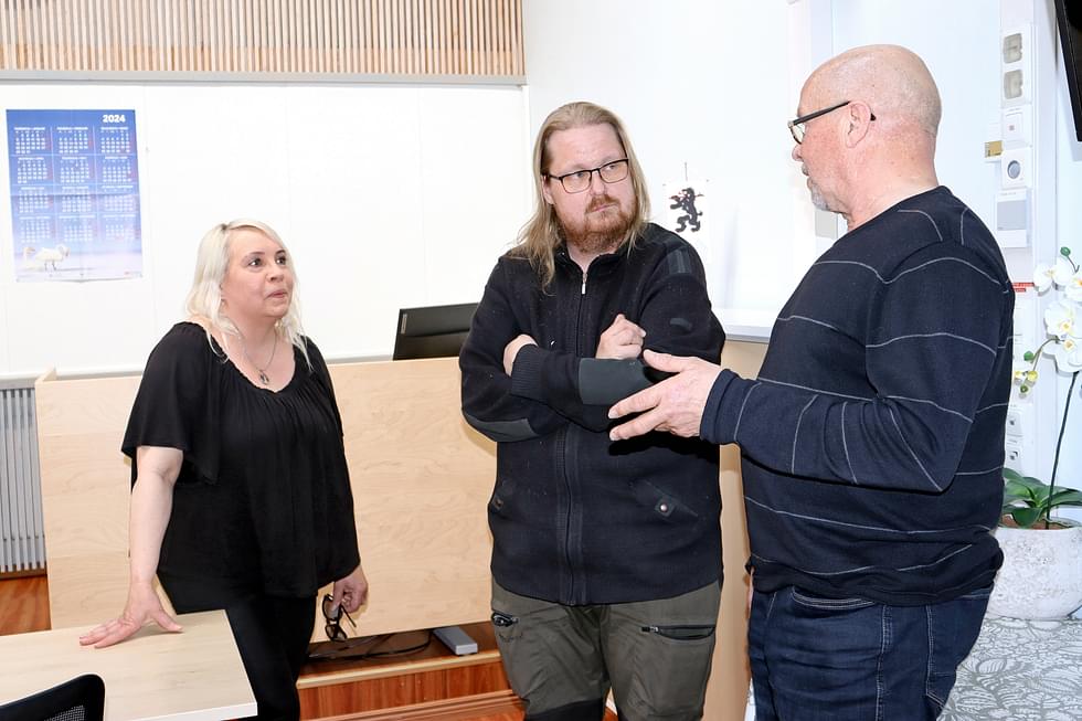 Tarja Hassinen, Sami Räsänen ja Kari Korpelainen keskustelivat tiekysymyksestä tietoimituksen jälkeen.