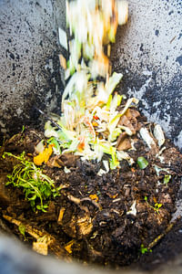 Kompostia kannattaa herätellä ja sekoittaa