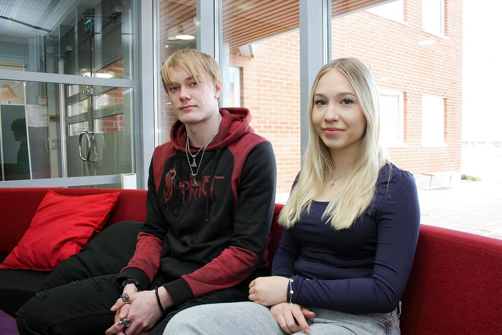 Kontiolahden lukiolaiset Juuso Noropirtti ja Pihla Räty pitävät Kontiolahden lukion tiloja avarina. Myös tämän lukuvuoden aikana uusitut sohvat saavat kiitosta.