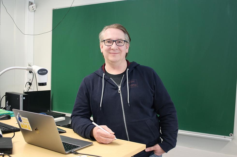 Opettaja Arto Koskela  kertoo, että nykyään opiskellessa tietoa etsitään enemmän internetistä kuin kirjoista.