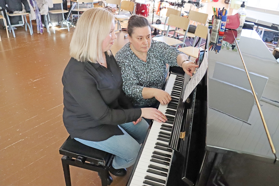 Pianonsoittoharrastus on ollut Anni Pölöselle (vas.) lapsuudesta elämään jäänyt haave. Nyt hän käy pianotunneilla kansalaisopistossa Oksana Simosen opetuksessa.