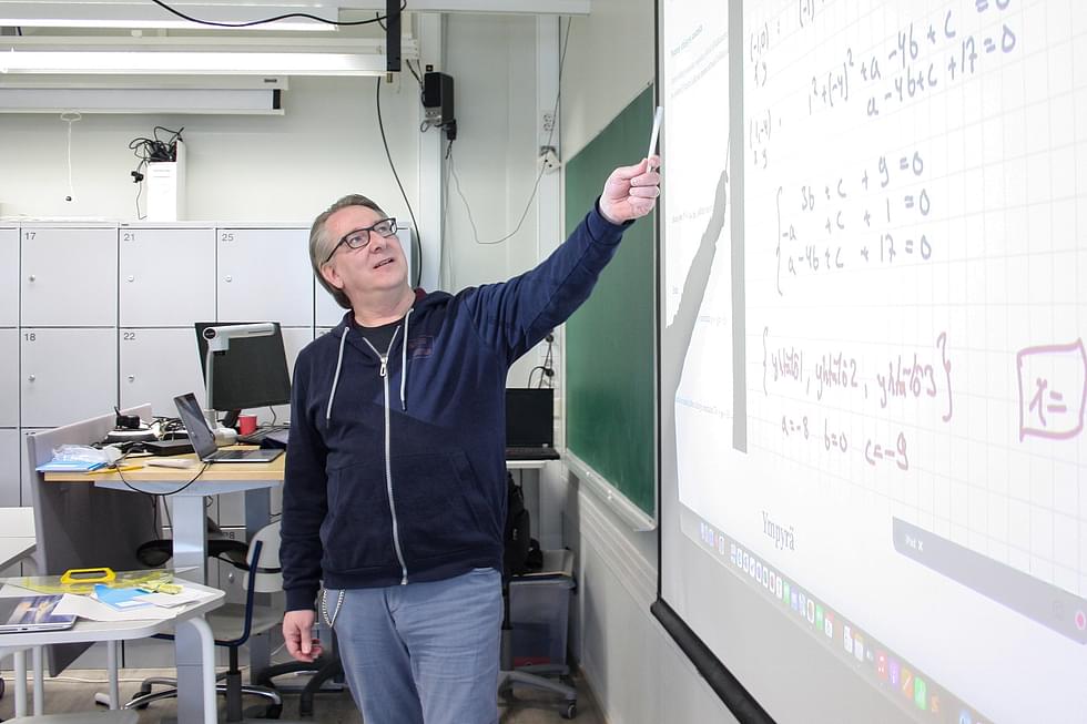 Arto Koskela opiskeli itsekin Kontiolahden lukiossa 1990-luvulla. Nykyään lukion matematiikan opettajana työskentelevä Koskela mainitsee, että hänen lukioaikoihinsa verrattuna liitutaulut ovat vaihtuneet sähköisiin järjestelmiin.