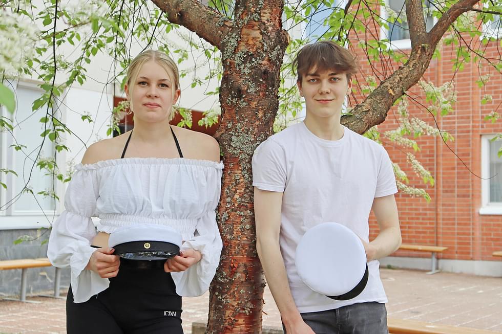 Olga Pyykkönen ja Mikko Kaakkunen saivat painaa valkolakin päähänsä 45 muun Kontiolahden lukiosta valmistuneen kanssa.