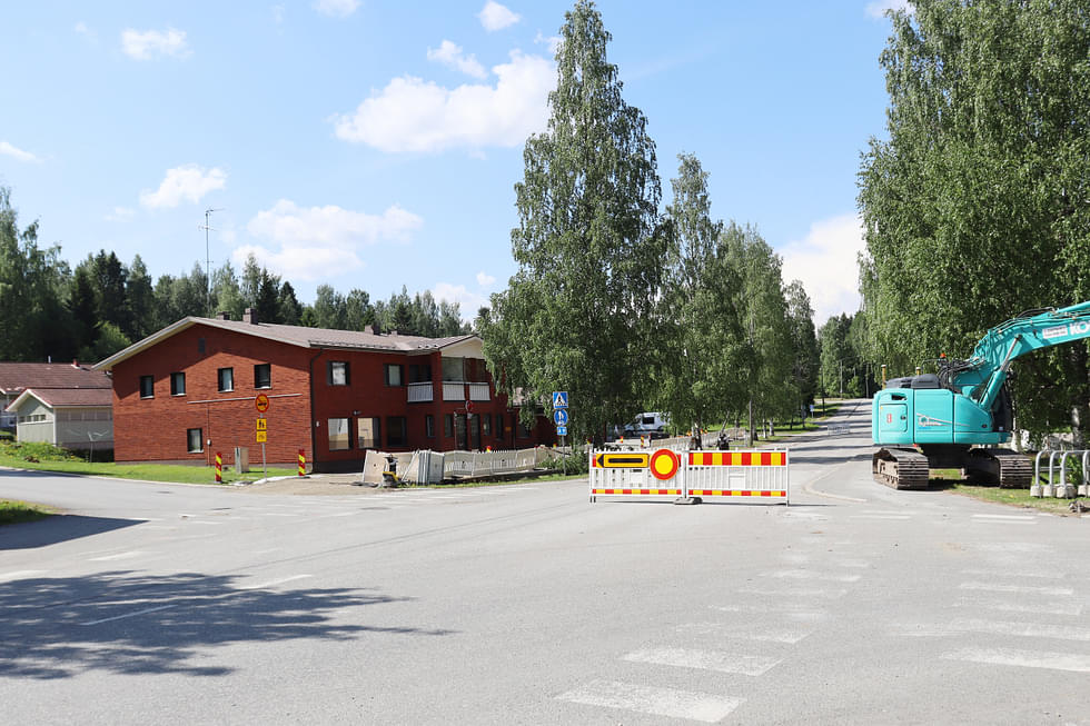 Liikenne ohjataan kiertotietä Rinnetien kautta.