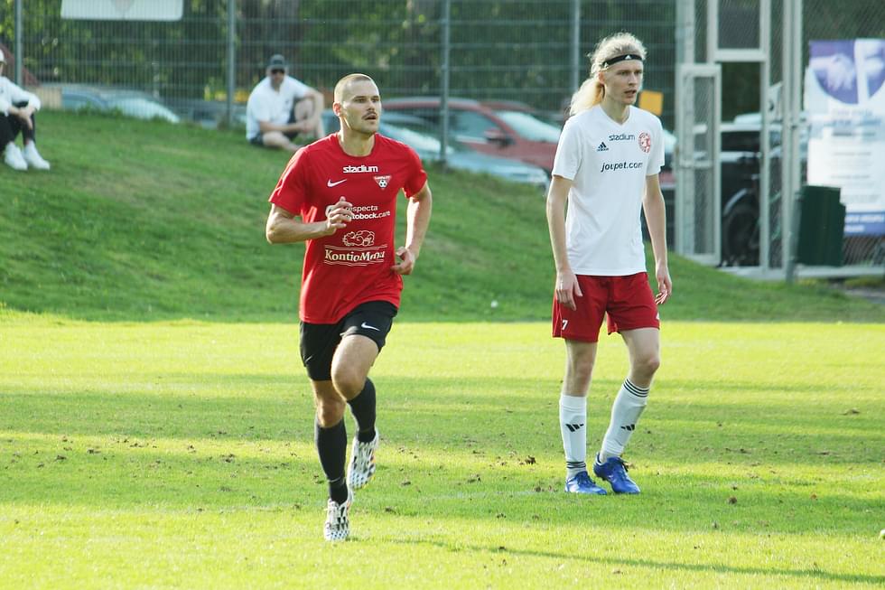 LehPan Sasha Anttilainen (vas.) teki kauden ensimmäisen hattutempun.