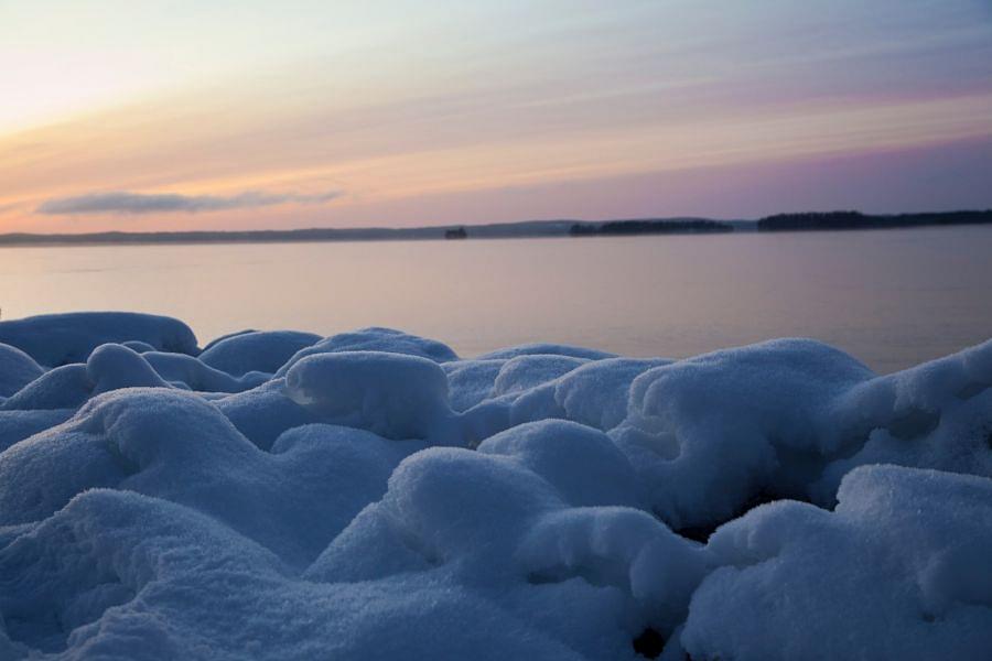 Suomessa vuosi vaihtuu tavallisesti talvisessa pakkassäässä. Kuva Höytiäisen rannalta.