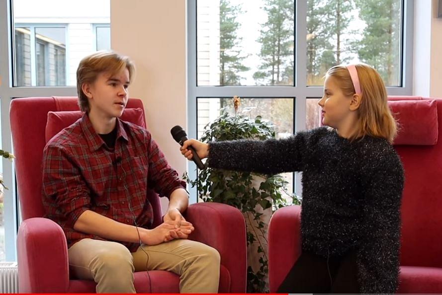 Maija Myllymäki haastattelee Veeti Kondratjeffiä virtuaalisessa itsenäisyysjuhlassa.