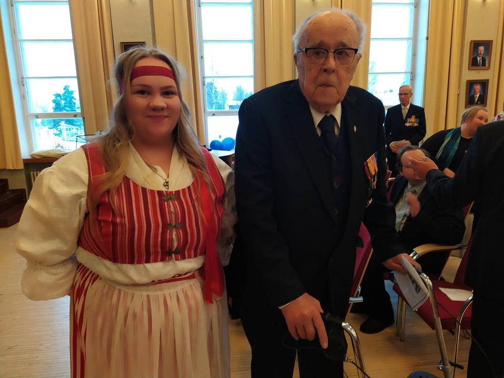 Sukupolvien kohtaaminen. Pikkupiika Janina Pekonen ja sotainvalidi Arvi Moilanen itsenäisyyspäivän juhlassa Parikkalassa. 