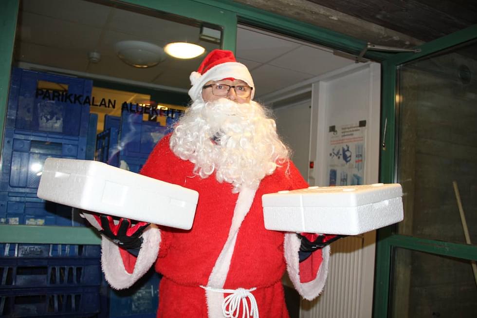 Joulupukiksi sonnustautunut Raimo Åkerlund lähti tänäänkin keikalleen Parikkalan keskuskeittiöltä kunnan pohjoispäähän noin kello 9.30. 