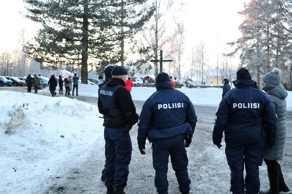 Poliisi oli näkyvästi esillä tapaninpäivänä Rautjärven tuohoutuneen kirkon vieressä pidetyssä rukoushetkessä.