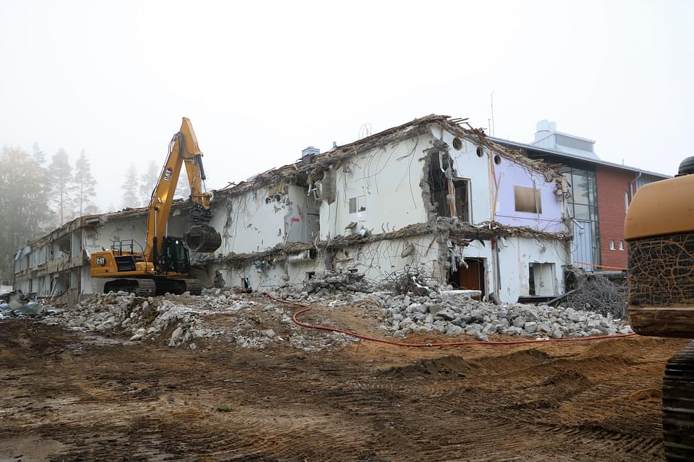Kirjolan koulun uudisrakentaminen alkoi vanhan rakennuksen purulla syksyllä 2020. Pystyyn jäi alakoulu.