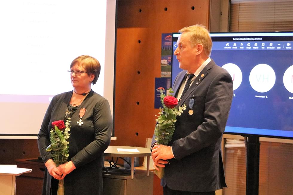 Rautjärven kunnanvaltuuston kokouksen aluksi Eija Hämäläinen ja Timo Tervonen saivat itsenäisyyspäivänä myönnetyt mitalit.