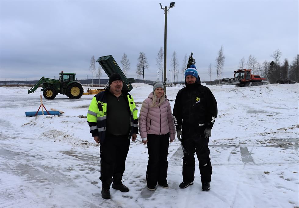 Reijo Pitkänen (vas.), Salla Aalto ja Jere Tynkkynen kuuluvat Parikkalan snowcrossin SM-osakilpailun järjestäjiin.