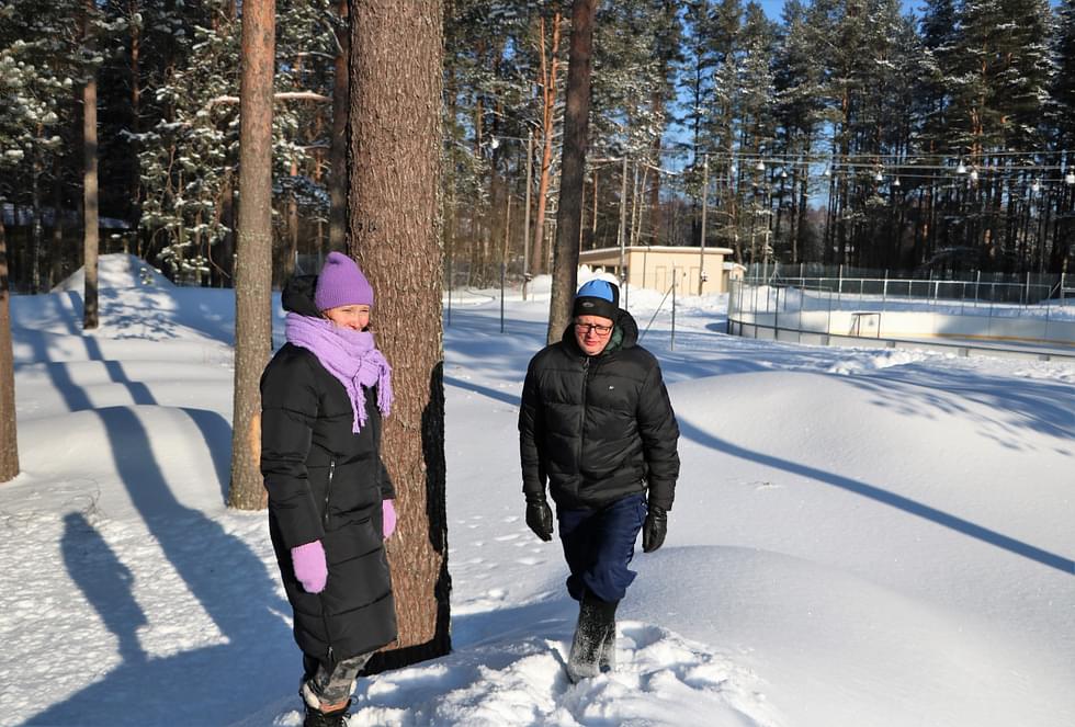 Pumptrack-rata on nyt lumen alla. Kuvassa Marika Leskinen ja Antero Tykkyläinen.