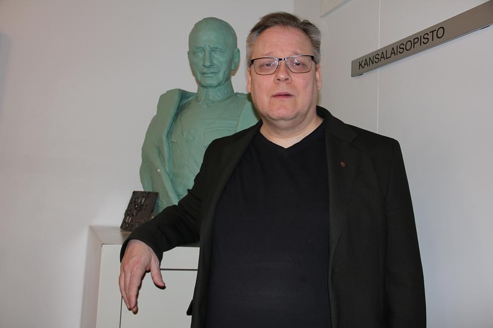 Jukka Taipale kuvattiin Harjulinnan yläkerran aulassa lahjoituksena saadun Mannerheimin rintapatsaan äärellä.