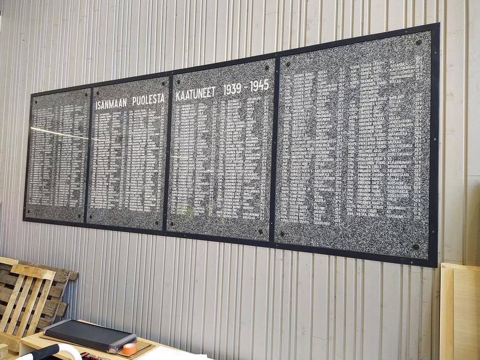 Isänmaan puolesta kaatuneet 1939-1945 -taulut saivat uuden paikan uuden koulun eteisaulan seinältä. 