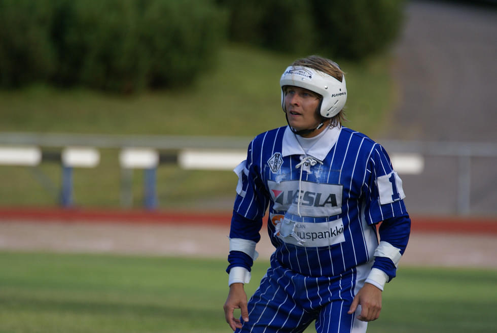 Jani Valkeapää pelasi aikoinaan pesäpalloa Saaren Urheilijoissa ja oli myös seuran puheenjohtaja.