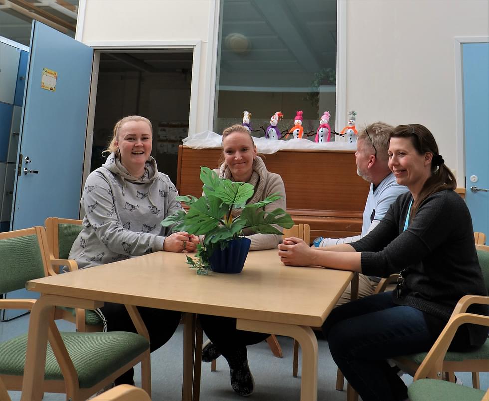 Kuvassa Saaren koulun opettajata Marjaana Tiihonen, Nita Kekäläinen, Hannu Penttinen ja Jonna Lahti.