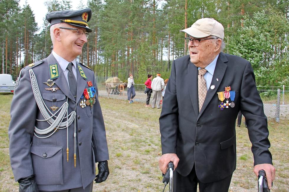 Uukuniemen tilaisuuteen on kutsuttu puhujaksi everstiluutnantti evp. Hans Adolf Ehrnrooth, joka kuvassa keskustelee veteraani Arvi Moilasen kanssa Tarnalassa toissa kesänä. 