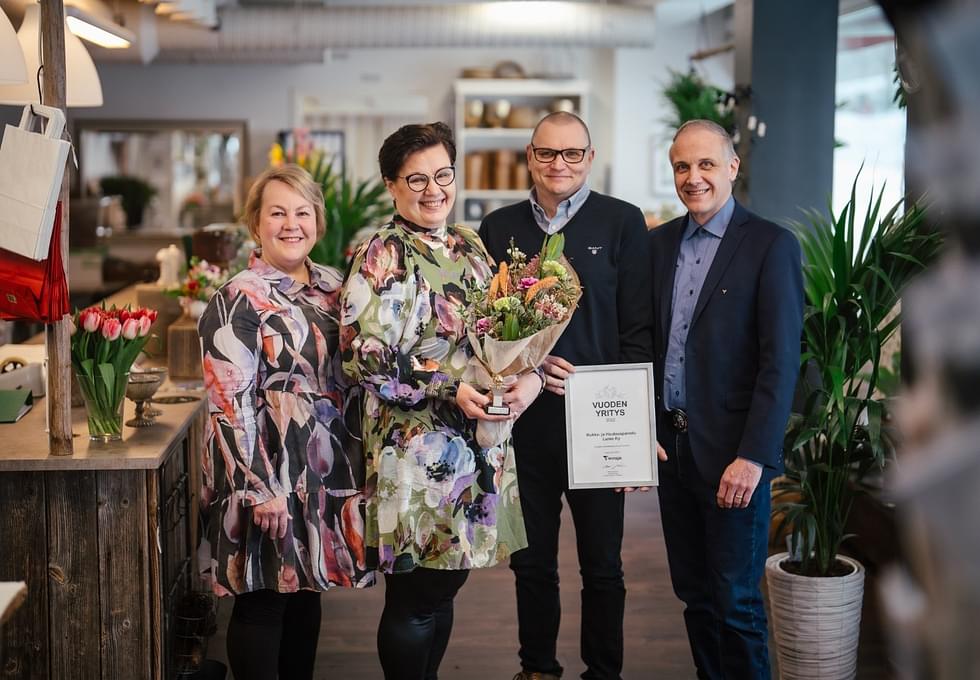 Anne Repo ja Markus Sainio luovuttivat Vuoden yritys -palkinnon Minna ja Antti Rasimukselle. 