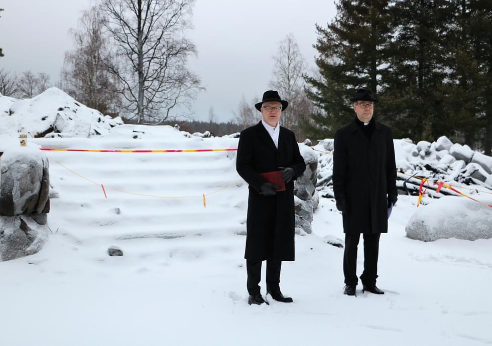 Piispa Seppo Häkkinen ja Ruokolahden seurakunnan kappalainen Timo Kälviäinen pitivät palaneen Rautjärven kirkon äärellä hartauden, kun ministeri Petri Honkonen vieraili paikalla.