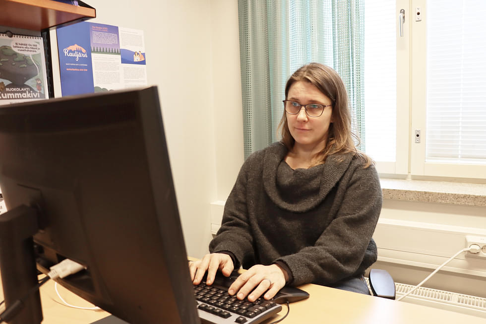 Hyvinvointisihteeri Elina Suntilalla on kokemusta monesta eri työpaikasta. Rautjärven kunnan palveluksessa hän aloitti hieman yli kaksi kuukautta sitten.