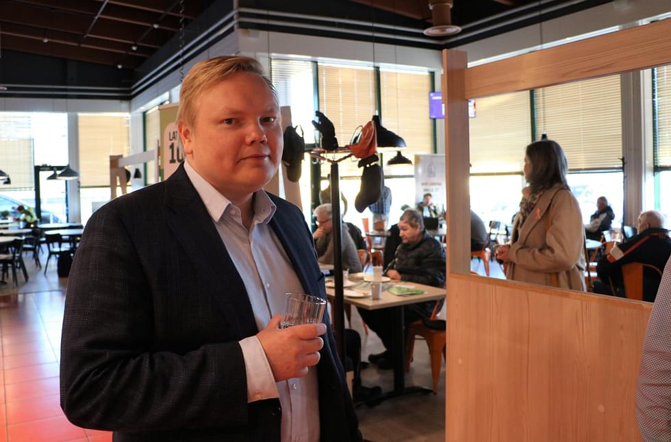 Maa- ja metsätalousministeri Antti Kurvinen oli eilen keskustan vaalitilaisuudessa Parikkalan ABC-asemalla.
