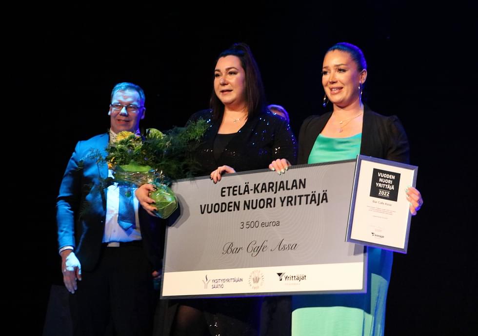 Emma Kokko ja Anni Vehviläinen Etelä-Karjalan yrittäjien palkintogaalassa Holiday Club Saimaassa. Vieressä yrittäjien järjestöpäällikkö Pasi Toropainen.