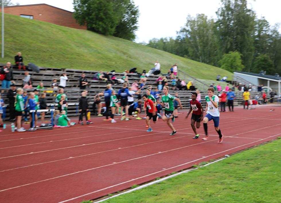 Parikkalan Urheilijoiden Eino Kärpänen kisaa 60 metrin juoksussa nelosradalla. 