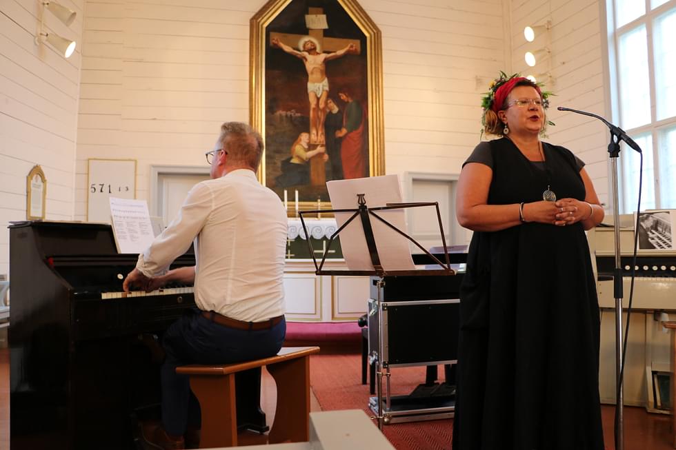 Lauantai-iltana Uukuniemen kirkossa järjestettiin kirkkokonsertti jossa soitettiin A.J. Tiaisen harmoneja. Matkamiehen ehtoollisvirren esitti Pia Rask. Häntä säesti Petri Tiainen.