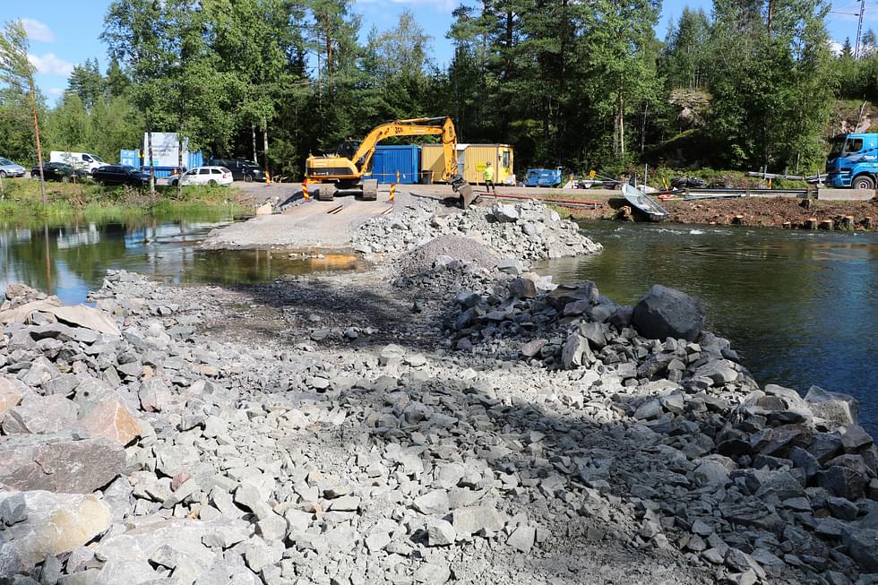 Pohja- ja työpato on jo saatu tehtyä Ritakoskea varten. Heikki Vaittisen kaivinkone odottaa joen virtaaman heikentymistä.