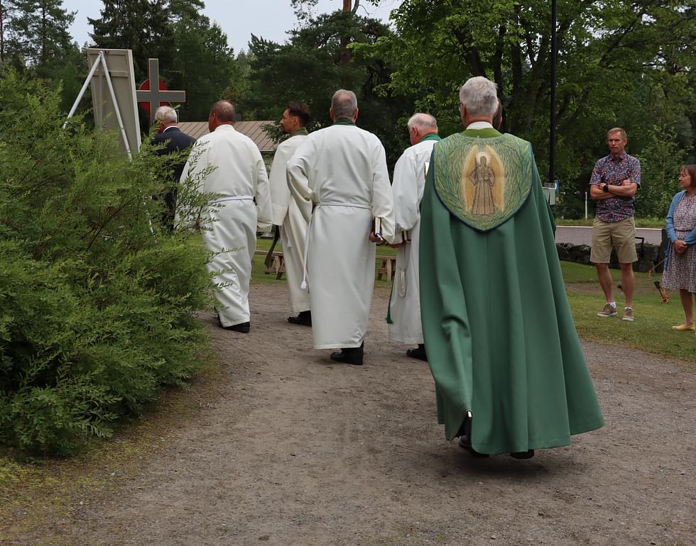 Piispa Seppo Häkkinen kulki ristikulkueen viimeisenä sunnuntain messun jälkeen.