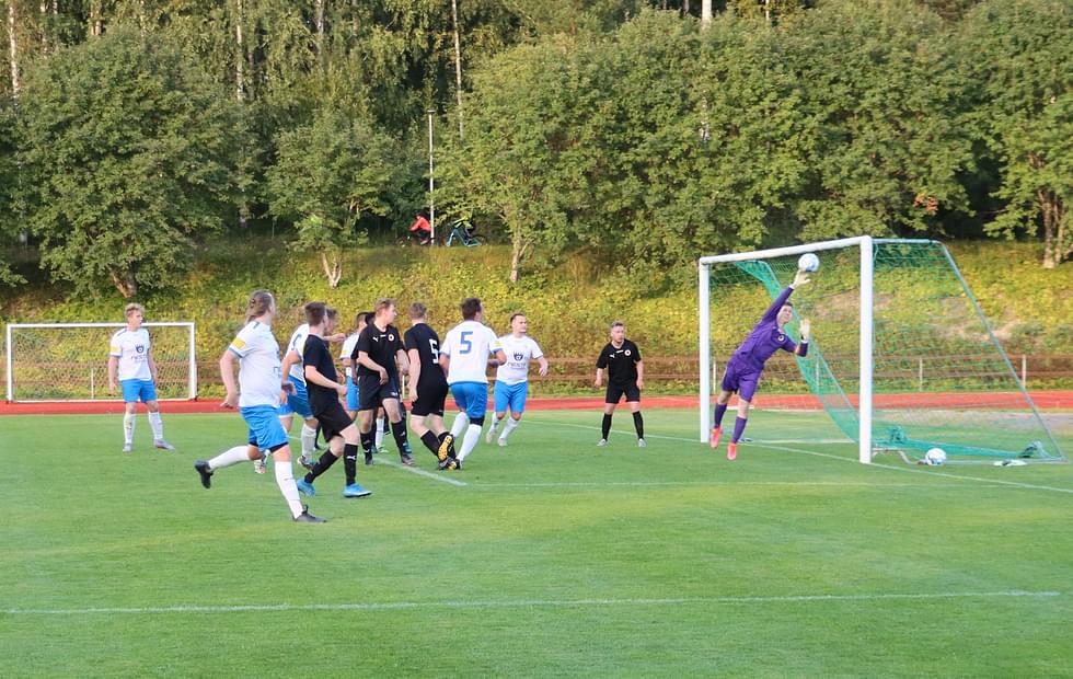 Ottelun komein torjunta nähtiin toisella jaksolla, kun LJK-maalivahti Juho Piispanen venyi Ossi Tauriaisen puskun eteen.