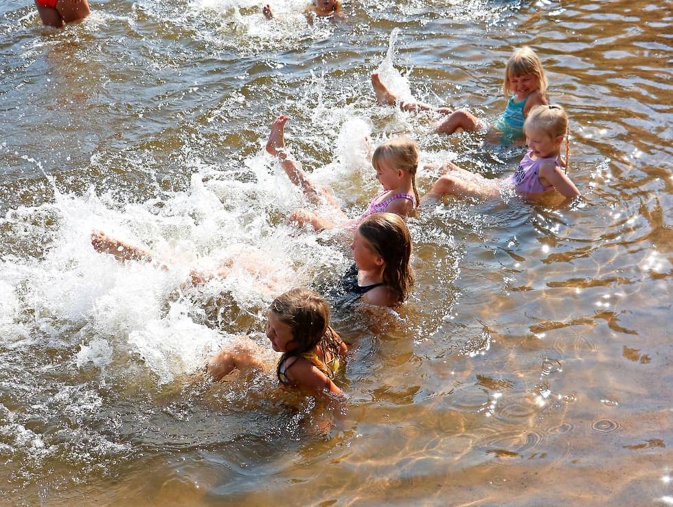 Kesällä pidettävät pikkulasten uimakoulut ovat olleet suosittuja. 