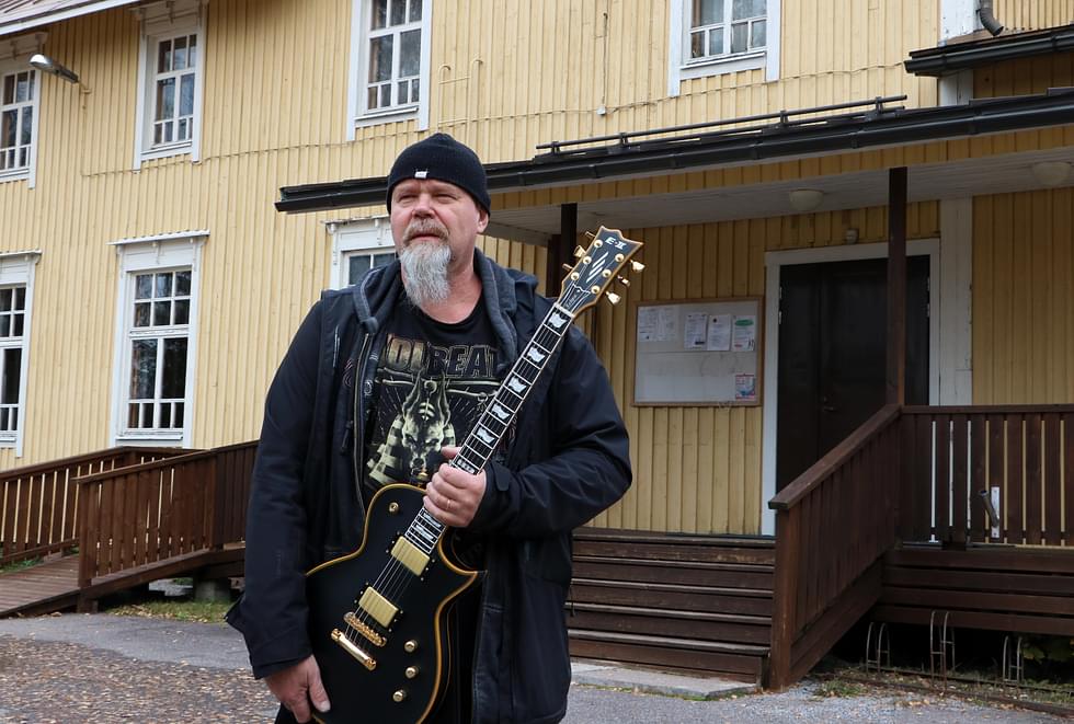 Jukka Melartin soittaa StonelakeAvenuessa ja on myös yhtyeen sanoittaja-säveltäjä.