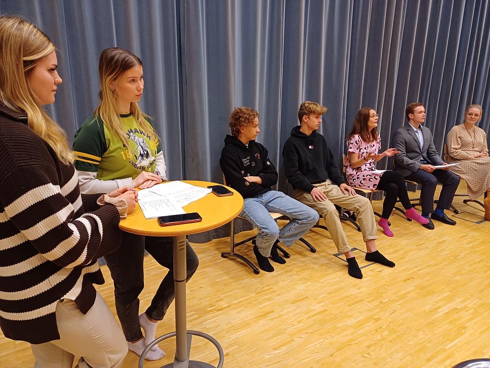 Anna Laukkasen ja Venla Kiviahon vetämään keskusteluun osallistuivat Veikka Neuvonen, Verneri Valkeapää, Anni Suutarinen, Valtteri Iso-Rautio ja Päivi Tiainen. 