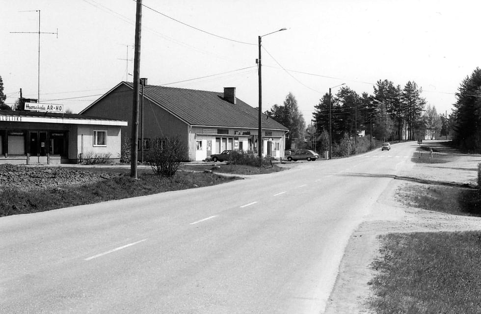 Mika Kähkönen varttui Kangaskylässä. Kuvassa jo kyläkuvasta poistunut Huvihalli.
