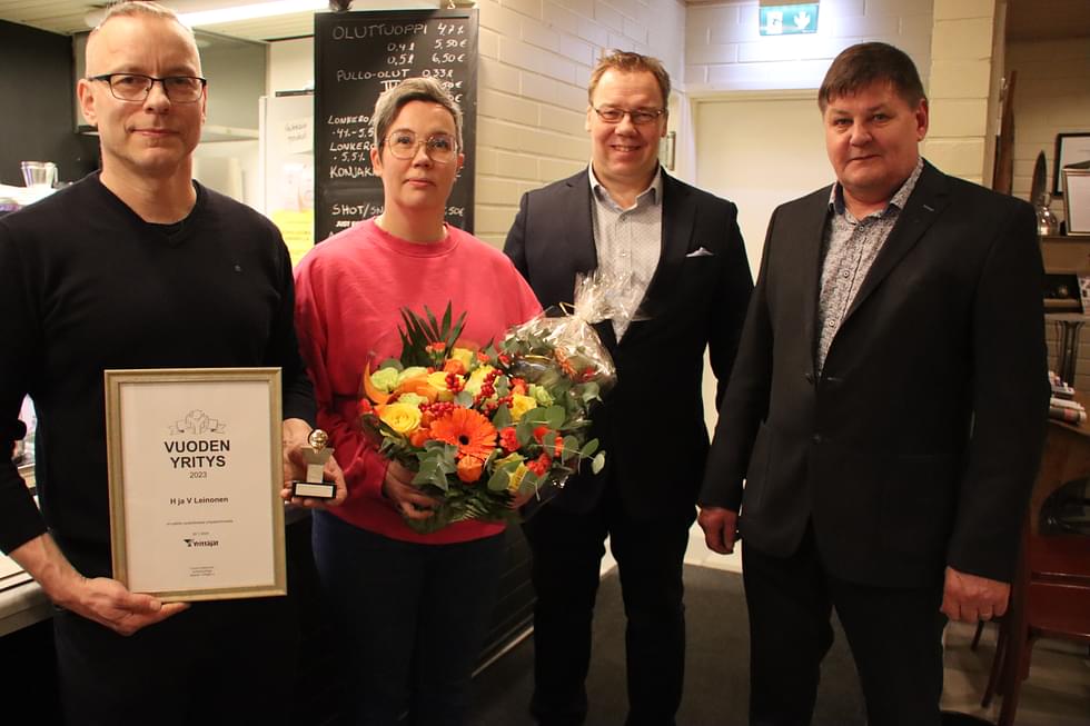 Vuoden yrittäjienVirve ja Harri Leinosen kanssa kuvassa Pasi Toropainen ja Tuomo Kokkonen.