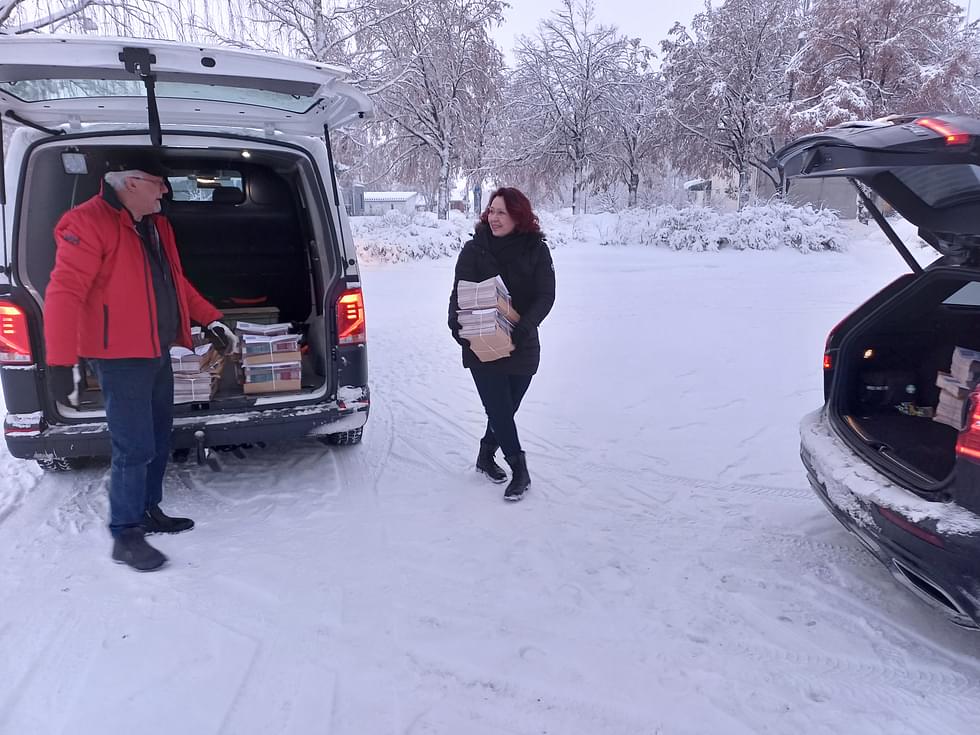 Rauno Tahvainen on juuri tuonut painotuoreet lehdet Parikkalaan, josta Leena Soikkeli lähtee kuljettamaan niitä kohti Imatraa.