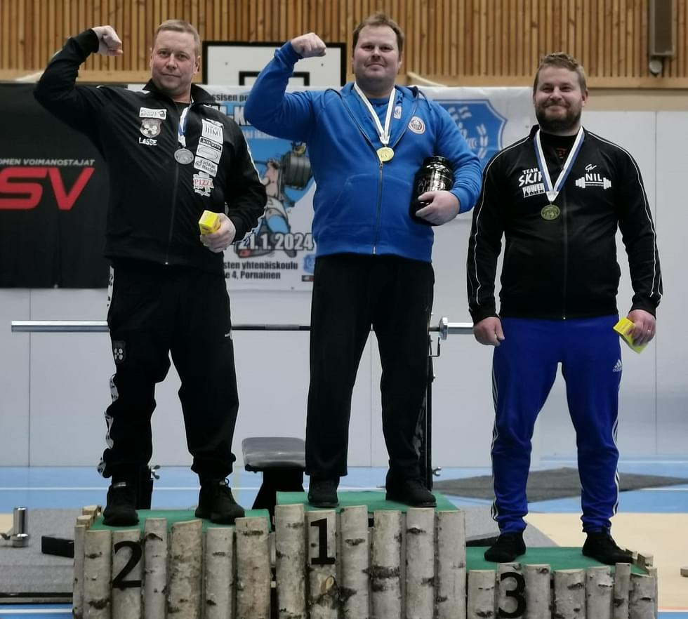Lasse Pitkänen sijoittui komeasti SM-hopealle. Keskellä Suomen mestari Jani Syrjälä, oikealla pronssimitalisti Mikko Hänninen.