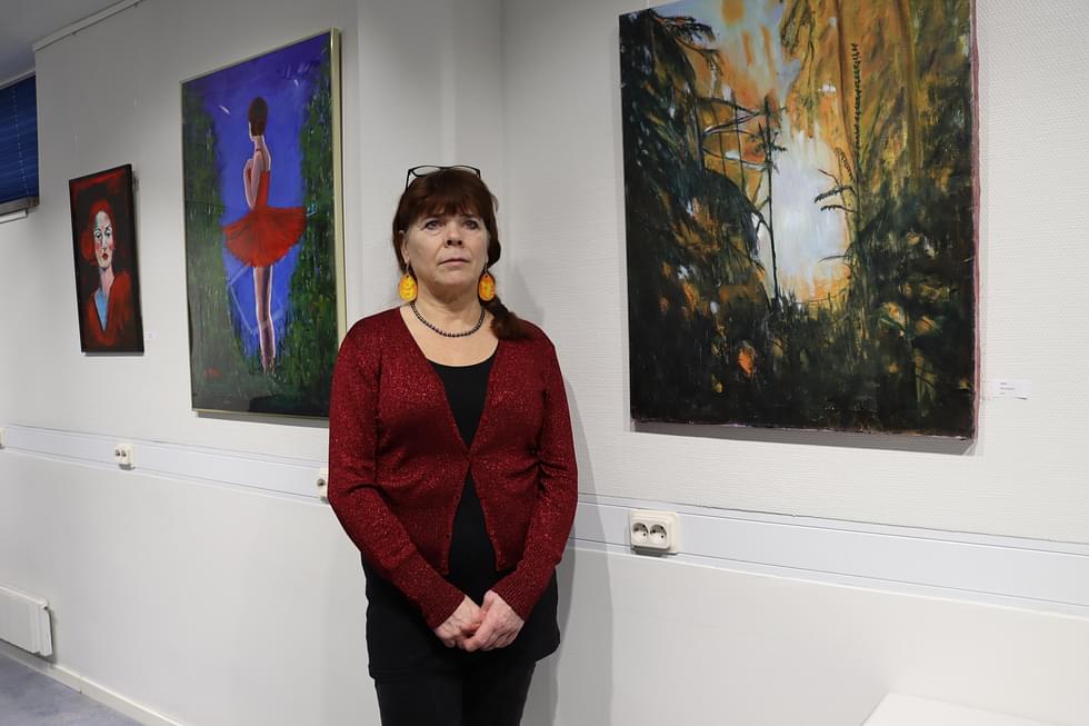 Rauha on Kirsi Holstin ensimmäinen Rautjärvellä esillä oleva näyttely. Edellisen kerran hänen töitään oli esillä marraskuussa Ruokolahden kirjastossa.