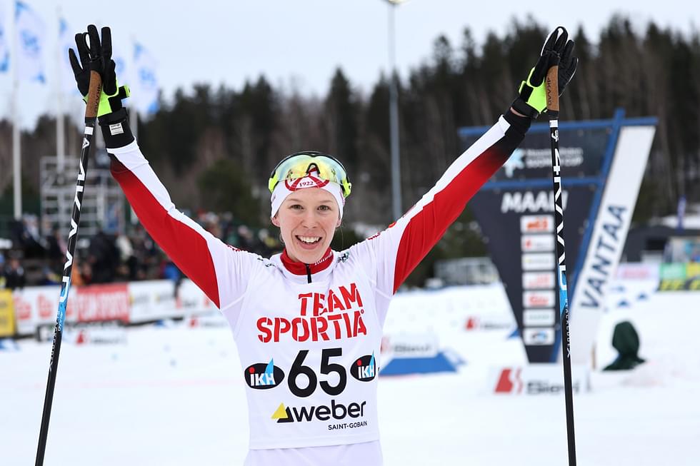 Emma Hämäläinen tuuletti uransa parasta aikuisten SM-sijoitusta lauantain kilpailun päätteeksi.