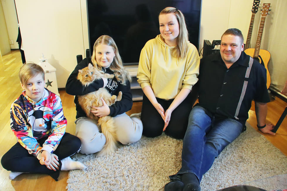 Tomi (oik.), Nina, Minja ja Nino sekä uukuniemeläissyntyinen Viiru-kissa muuttivat Parikkalan Satumäkeen joulun jälkeen.