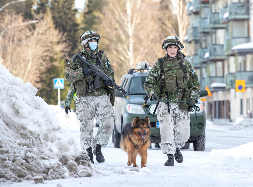 Arkistokuvassa koirapartio Joensuun keskustassa kevättalvella 2022 pidetyssä paikallispuolustusharjoituksessa.