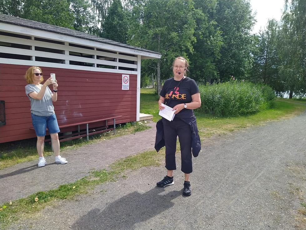 Ulla Ijäs (oik.) on vetänyt Parikkalassa parina kesänä opastettuja historiakävelyjä Lege Pajari-Kososen kanssa.
