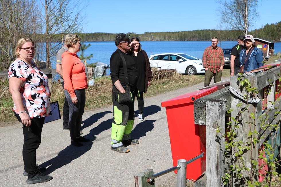 Satama-alueen saarissa-asuvien postilaatikkorivistöt kaipaavat myös uudistamista. Vasemmalla kuvassa suunnittelija Virpi Pakarinen.